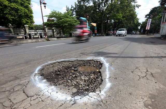Sering 'Hajar' Jalan Berlubang, Ini 5 Akibatnya
