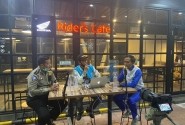 Cari_Aman  Berkendara Di Jalan Raya Di Tengah Musim Bersepeda