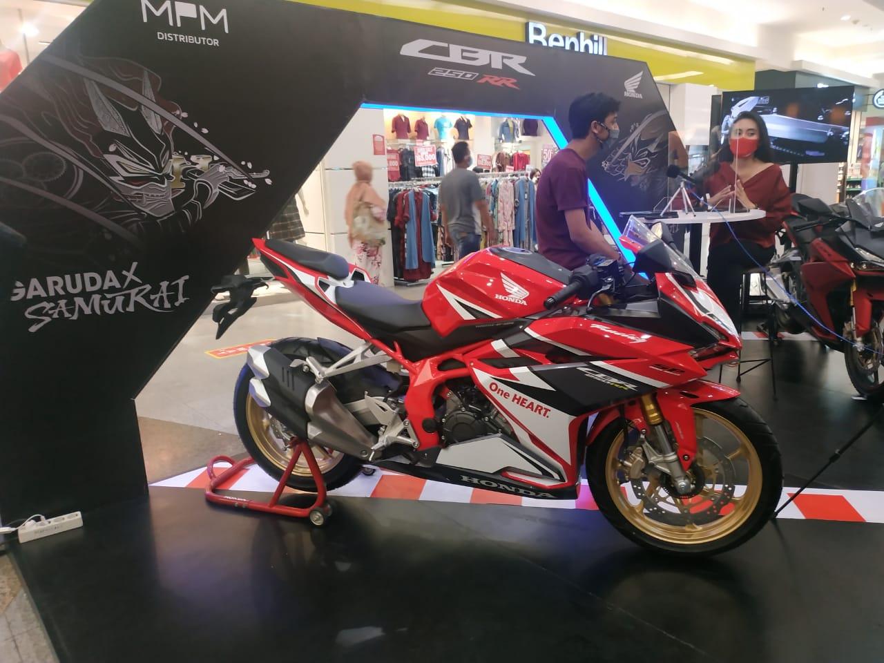 MPM Honda Jatim Ajak Influencer Kupas New CBR250RR SP with Quick Shifter di Exhibition Royal Plaza S
