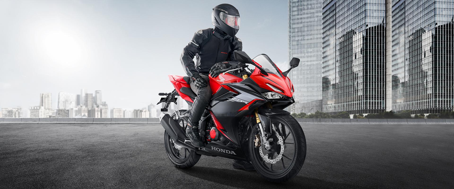 Honda CBR150R – Bentuk Moge tapi masih Lincah