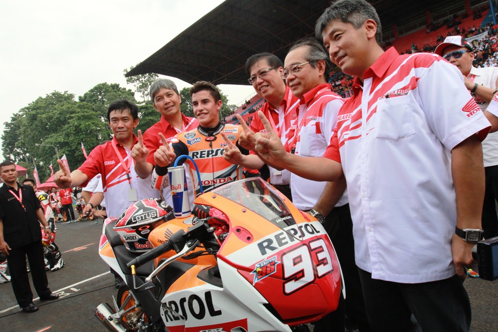 JUMPAI FANS DI SENTUL, MARC MARQUEZ DAN DANI PEDROSA PACU HONDA RCV DAN HONDA CBR150R DI SIRKUIT