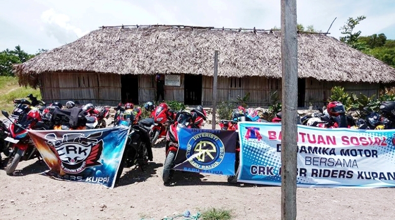 CBR Riders Kupang Gelar Baksos Peduli Pendidikan ke SD Terpencil