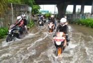 Musim Hujan, Jangan Injak ini Dengan Ban Motor