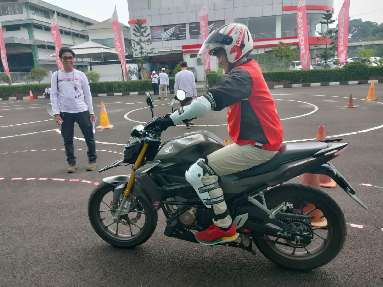 SERUNYA CBR OWNER SERANG ( CRON'S ) MENGIKUTI SAFETY RIDING.