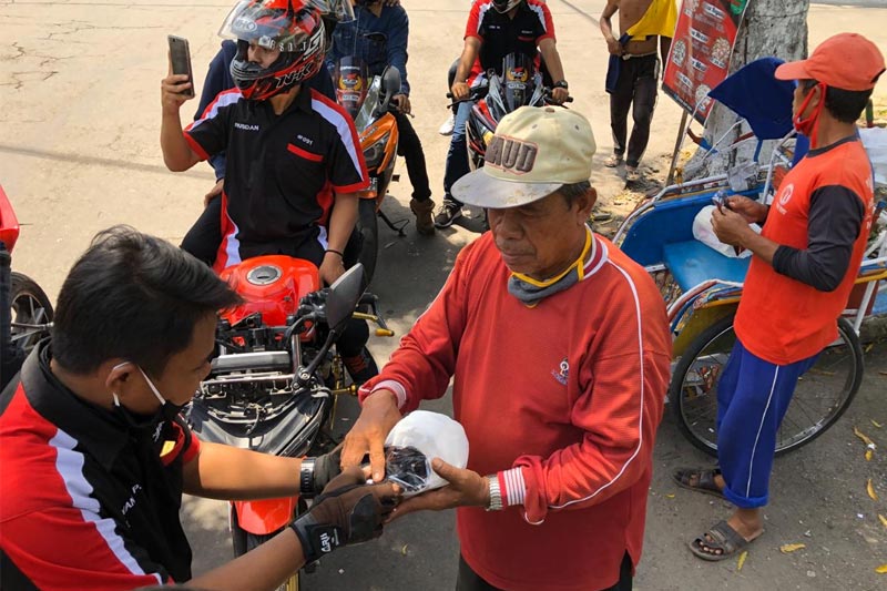 KCI Ponorogo Bagi Makan Siang Dan Masker Ke Tukang Parkir Dan Tukang Becak