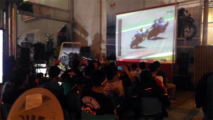 CRONS Meriahkan Nobar dan Rolling City di Kota Serang