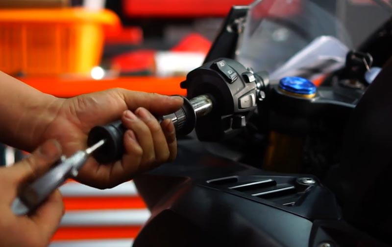 Melepas dan Memasang Handgrip Pada Honda CBR250RR