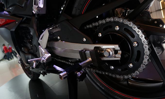Setel Rantai Honda CBR250RR Tanpa Bantuan Mekanik, Ini Alat Yang Diperlukan