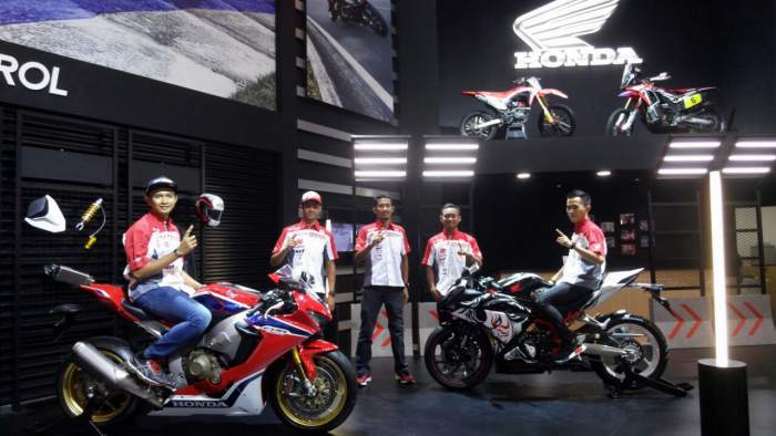 Honda CBR1000RR Fireblade dan CBR250RR Kabuki Bersanding Dengan 5 Pemuda Ini, Makin Keren