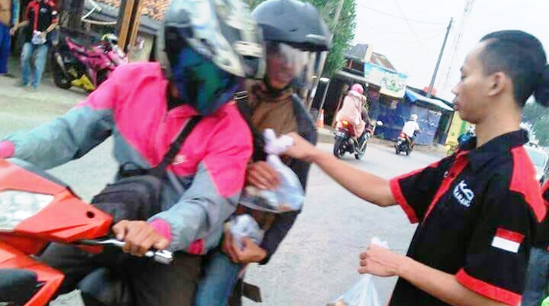 KCI Cikarang Bagi-Bagi Takjil Jadi Agenda Baksos Rutin di Bulan Puasa